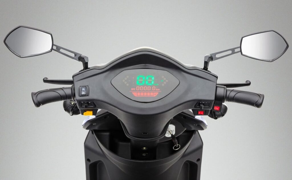 Econelo S1000 mit übersichtlichem Armaturen Cockpit