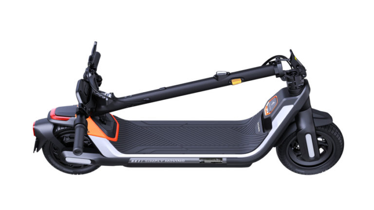 Ninebot P65D leicht zu falten und mit breitem Trittbrett