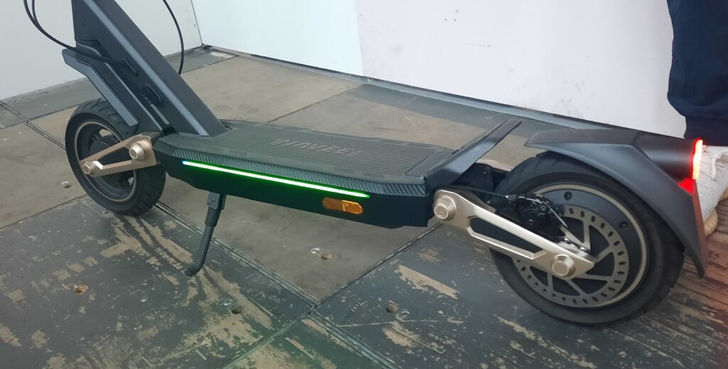 Navee ST3 Pro mit massiver Vollfederung