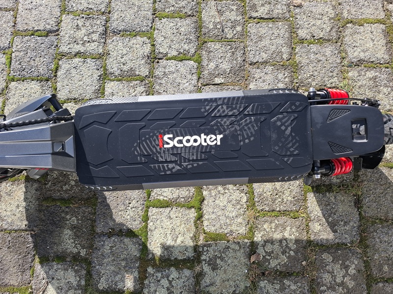 Das-grosse-breite-Trittbrett-des-iScooter-ix7