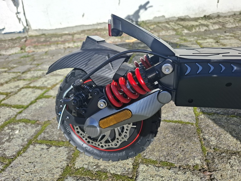 Hinterrad-Federung-und-Motor-des-iScooter-iX7