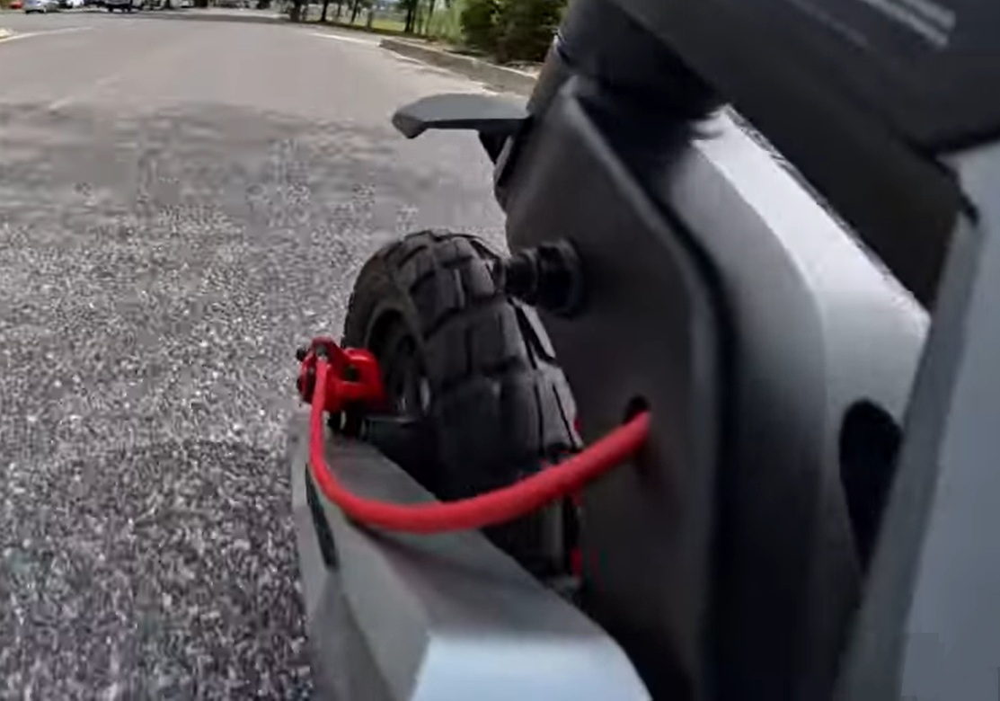 Eine Testfahrt zeigt was die NAVEE XT5 Pro Scooter Federung kann