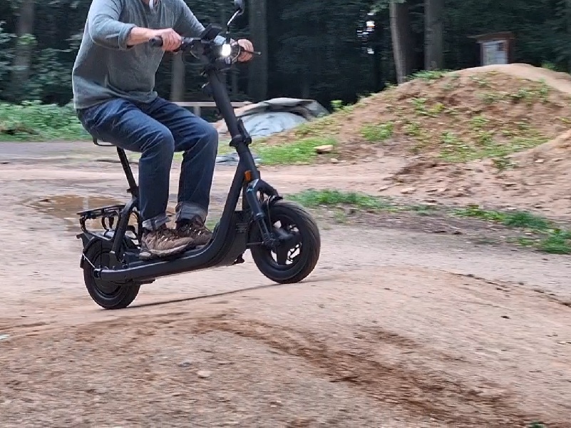 wir haben die E Scooter mit Sitz auch im Gelände getestet