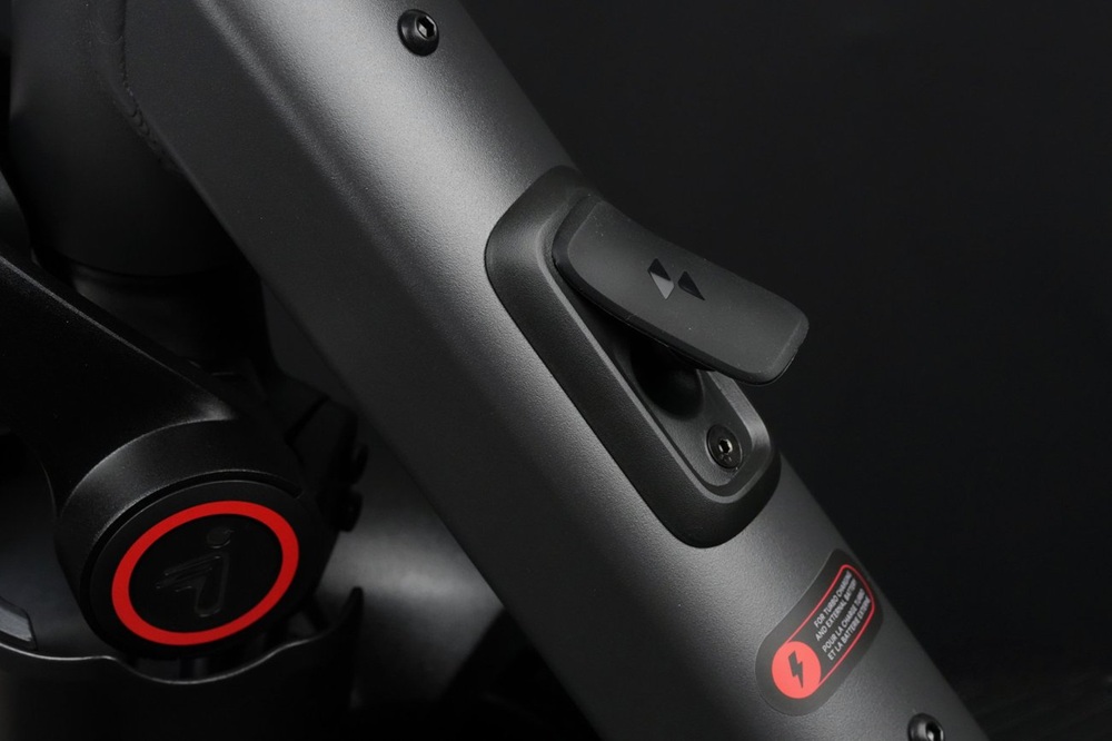 Segway Ninebot MAX G3 Ladebuchse am Rahmen im Detail
