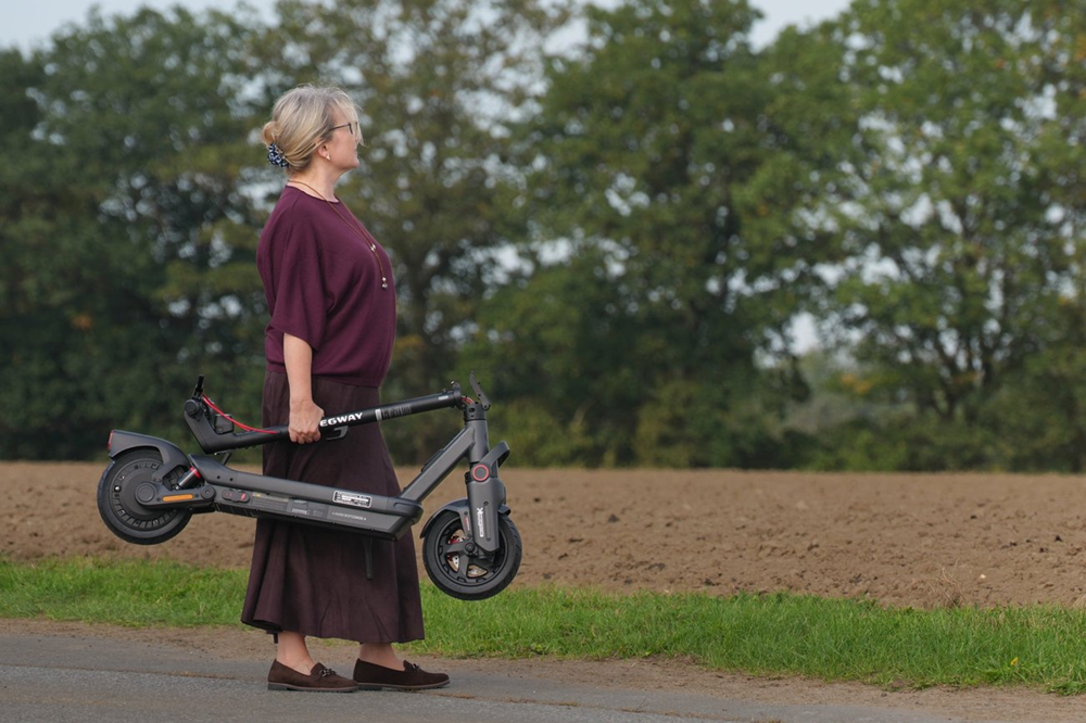 Segway Ninebot MAX G3 gefaltet getragen von testperson
